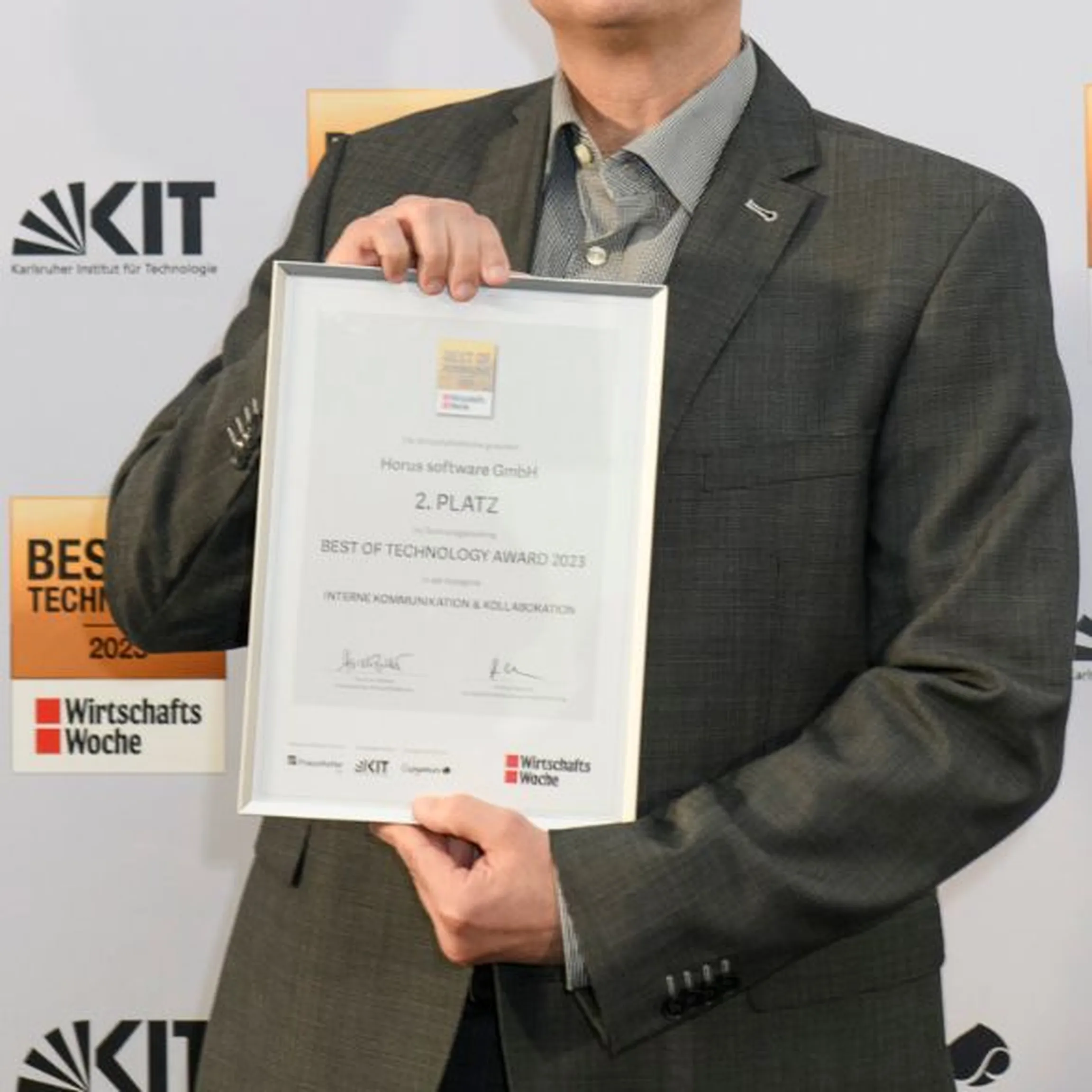 Thomas Karle holding the award for Horus and the presenters at the Best of Technology 2023 Awards